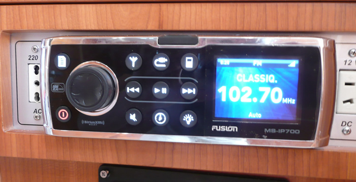 Radio pour bateau Fusion compatible Iphone,Ipod, écran couleur LCD Radio marine Fusion pour bateau, iPod, iPhone, écrans LCD couleur